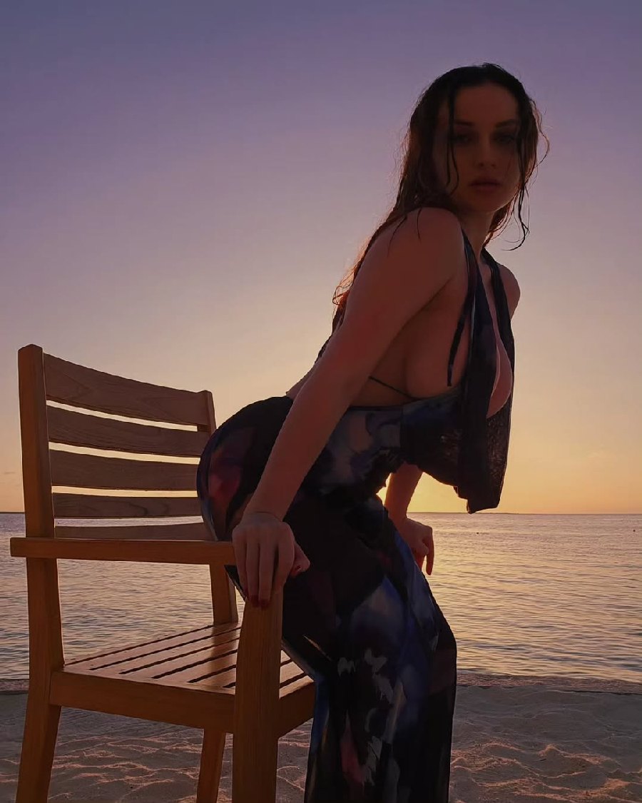 Sexy girl Miranda Faith nude in Tiba