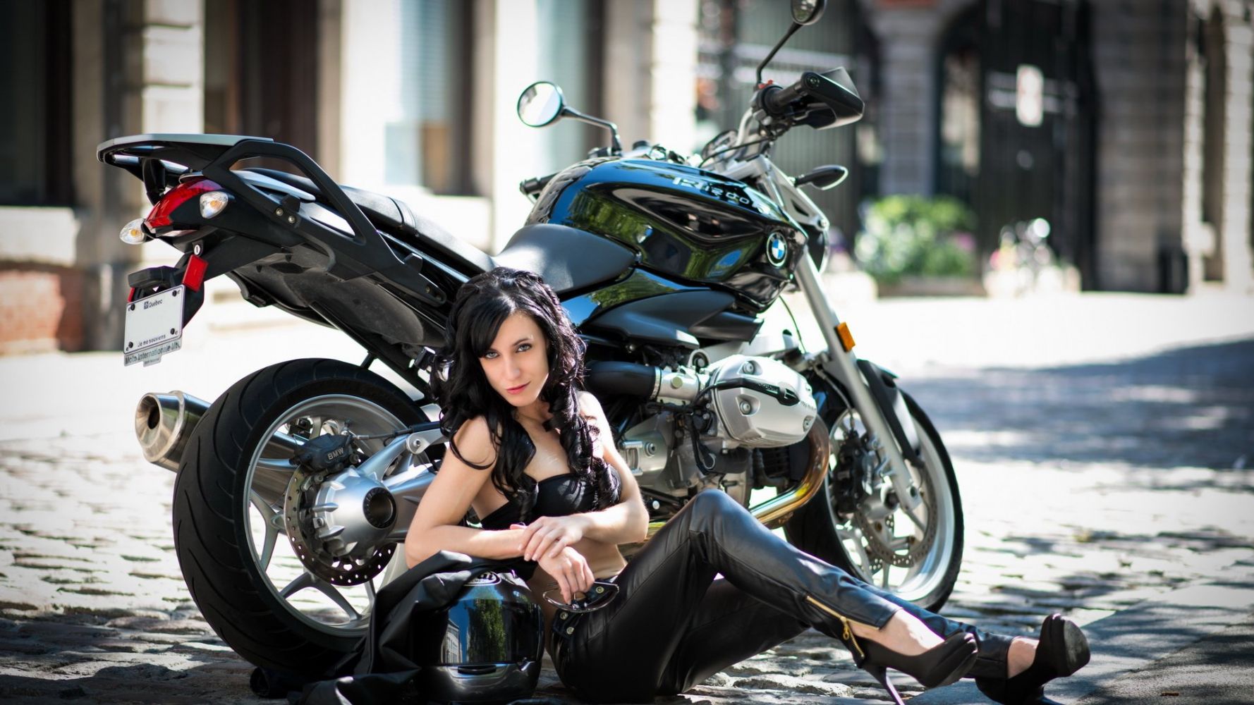 European women on bikes in Tiba