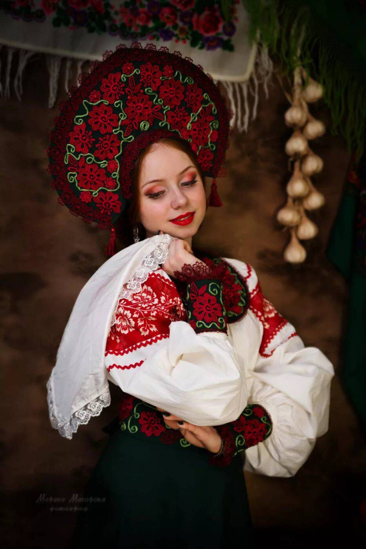 Women in Slavic costumes underwear in Tiba