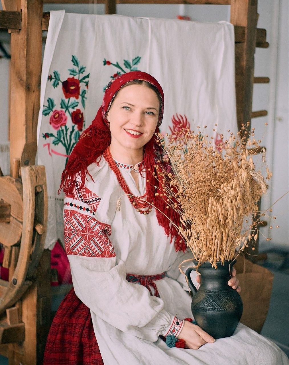 Women in Slavic costumes in Tiba