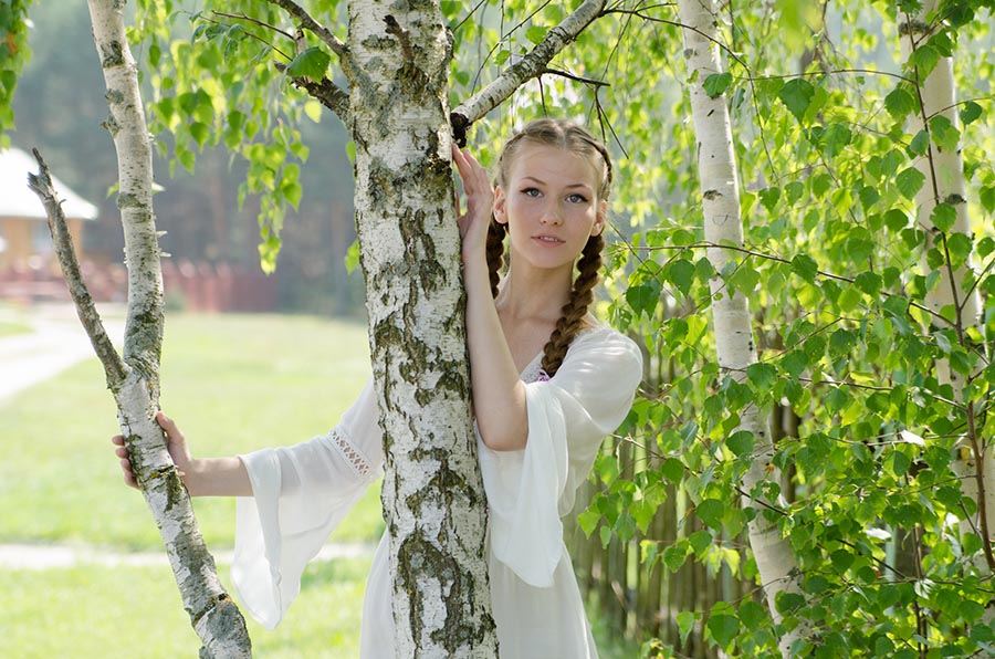 Women in Slavic costumes in Tiba