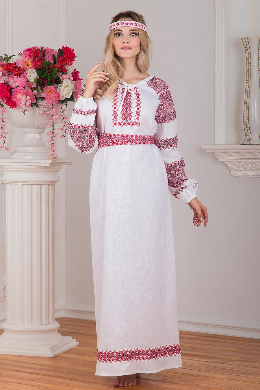 Women in Slavic costumes in Tiba