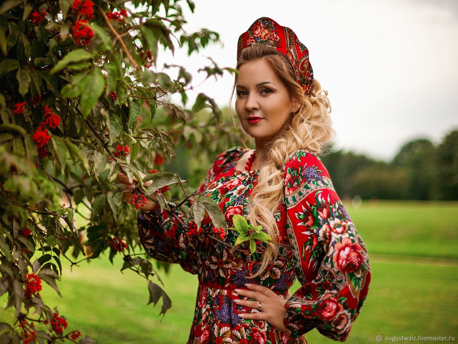 Women in Slavic costumes in Tiba