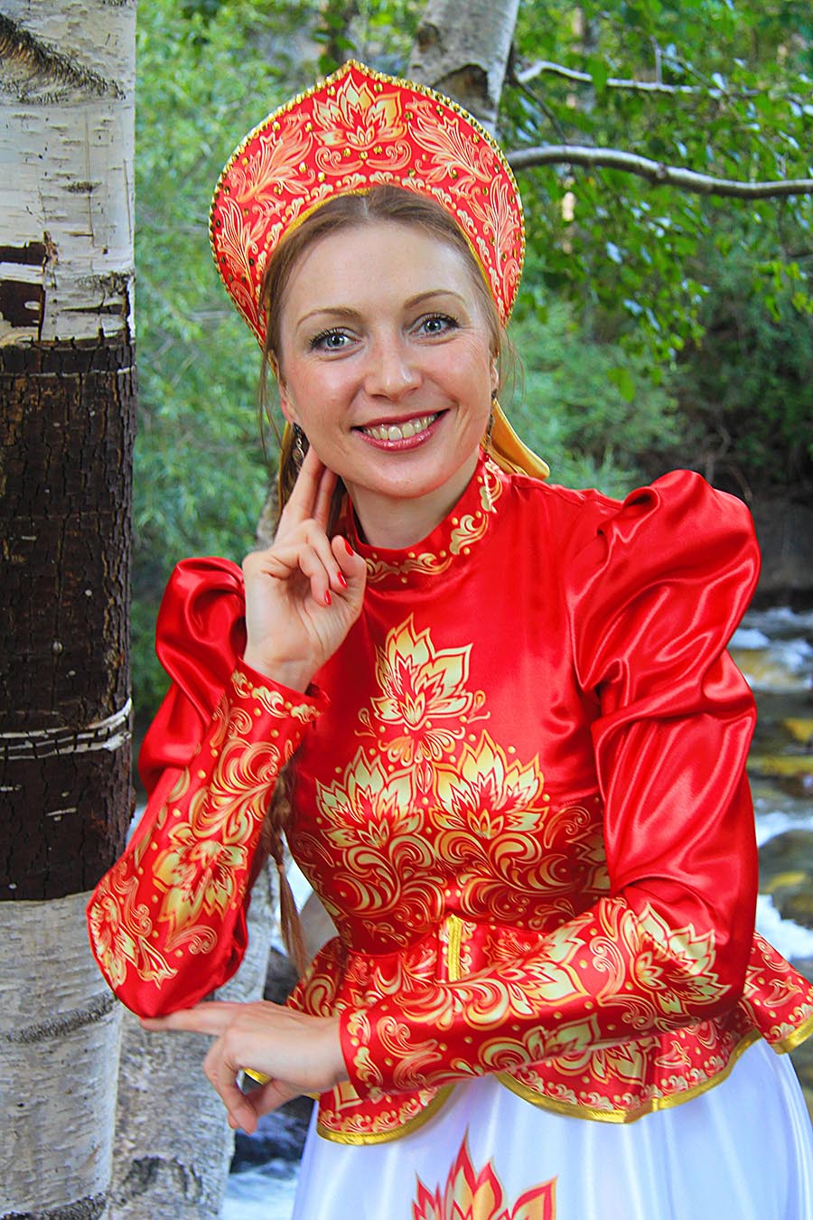Women in Slavic costumes in Tiba