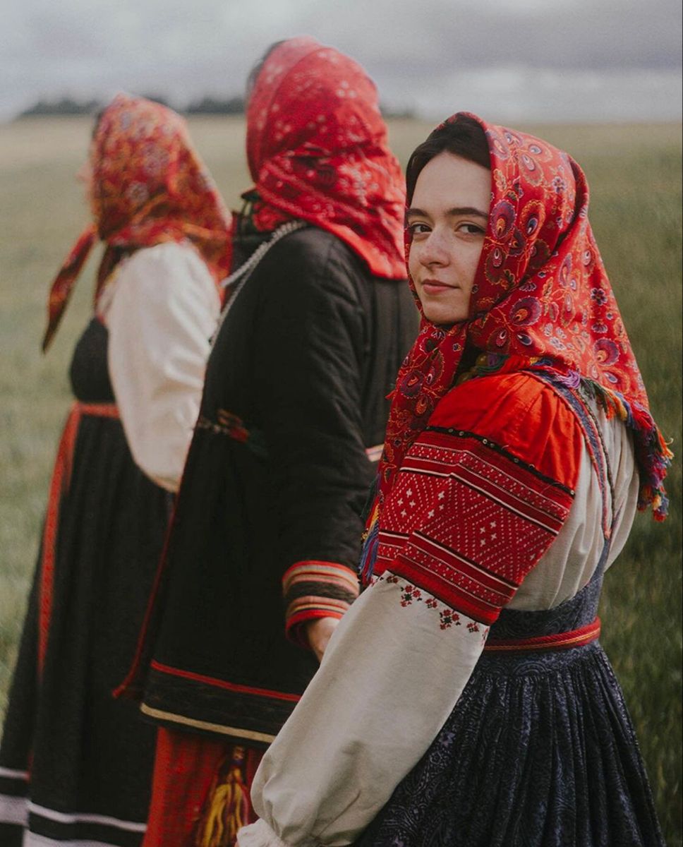 Women in Slavic costumes in Tiba