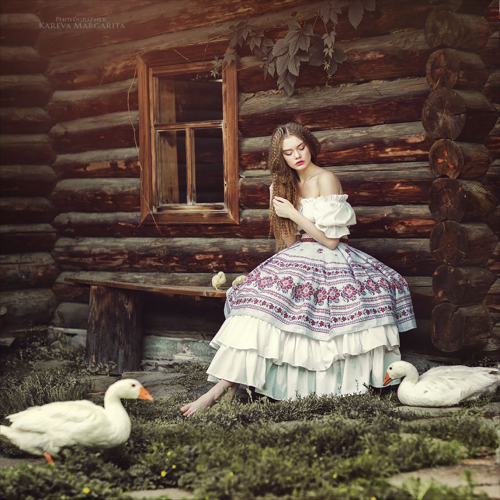 Women in Slavic costumes in Tiba