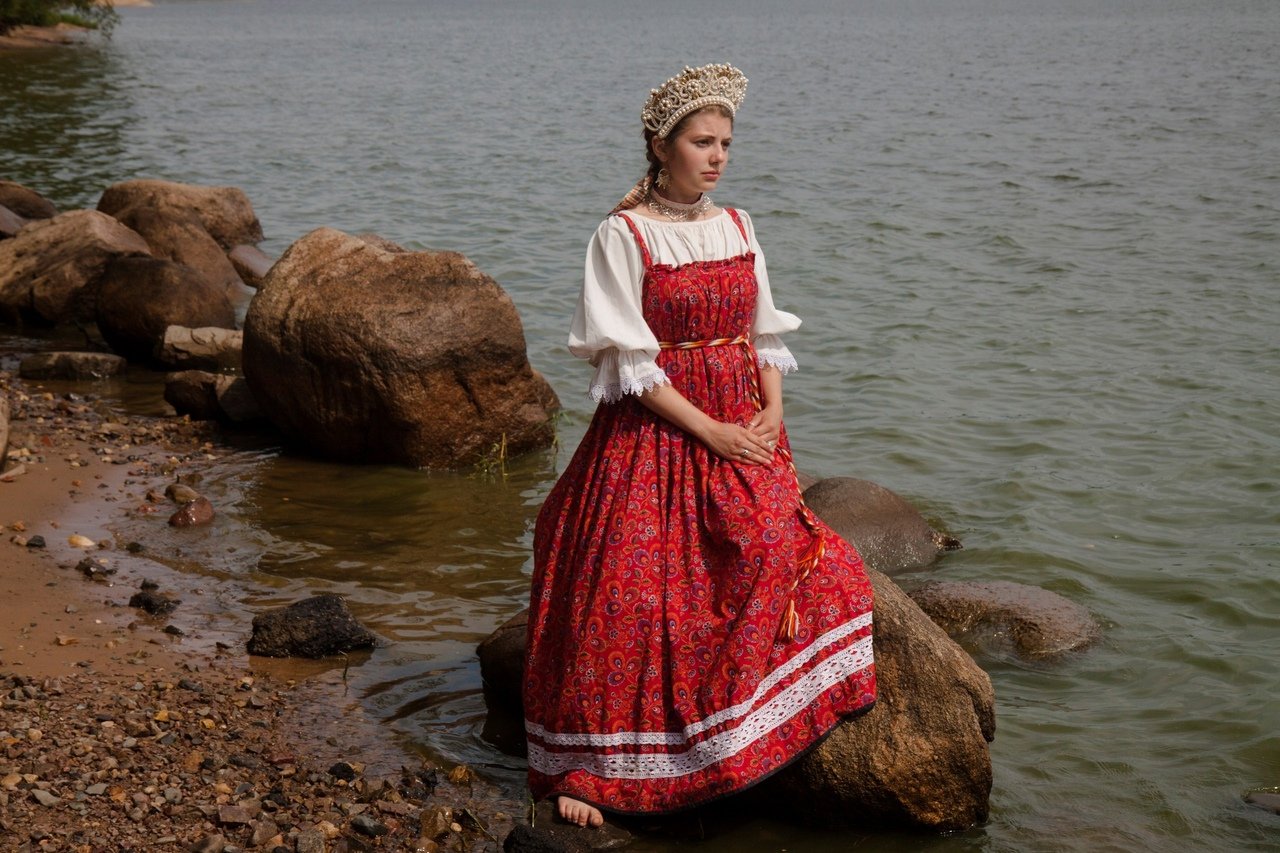 Women in Slavic costumes in Tiba