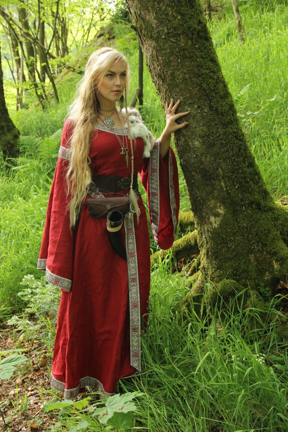Women in Slavic costumes in Tiba
