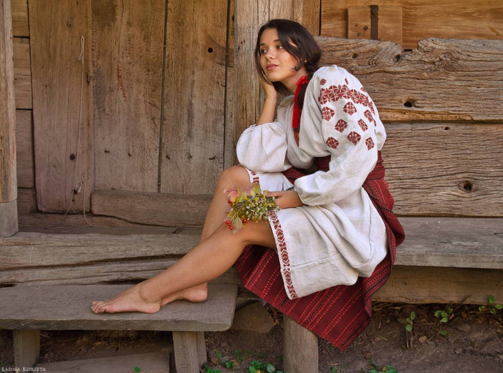 Women in Slavic costumes in Tiba