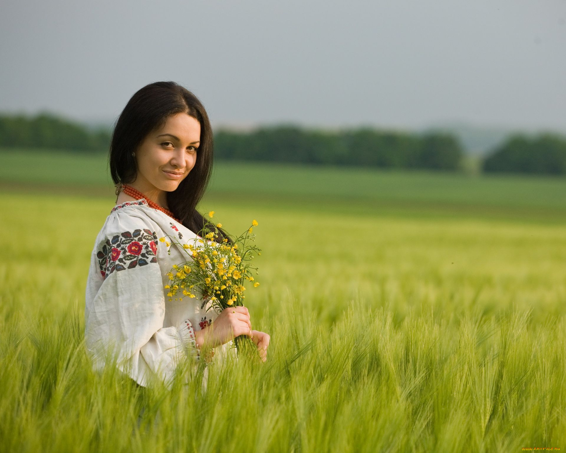 Women in Slavic costumes in Tiba