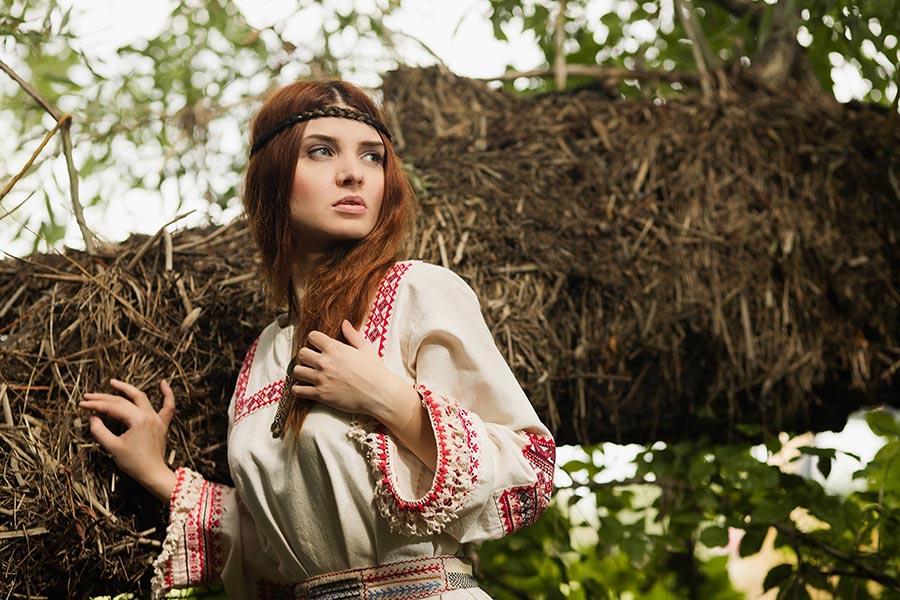 Women in Slavic costumes in Tiba