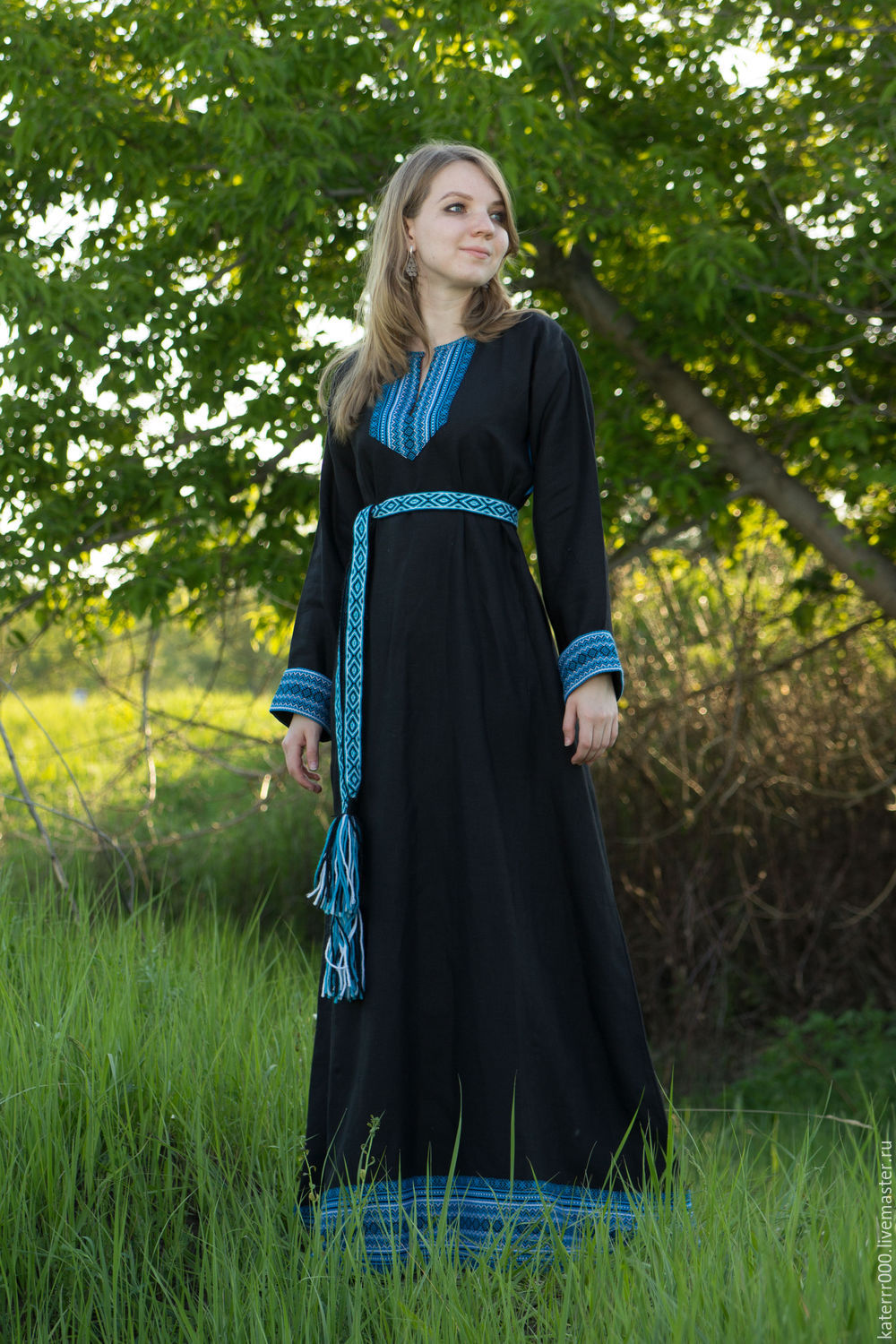 Women in Slavic costumes in Tiba