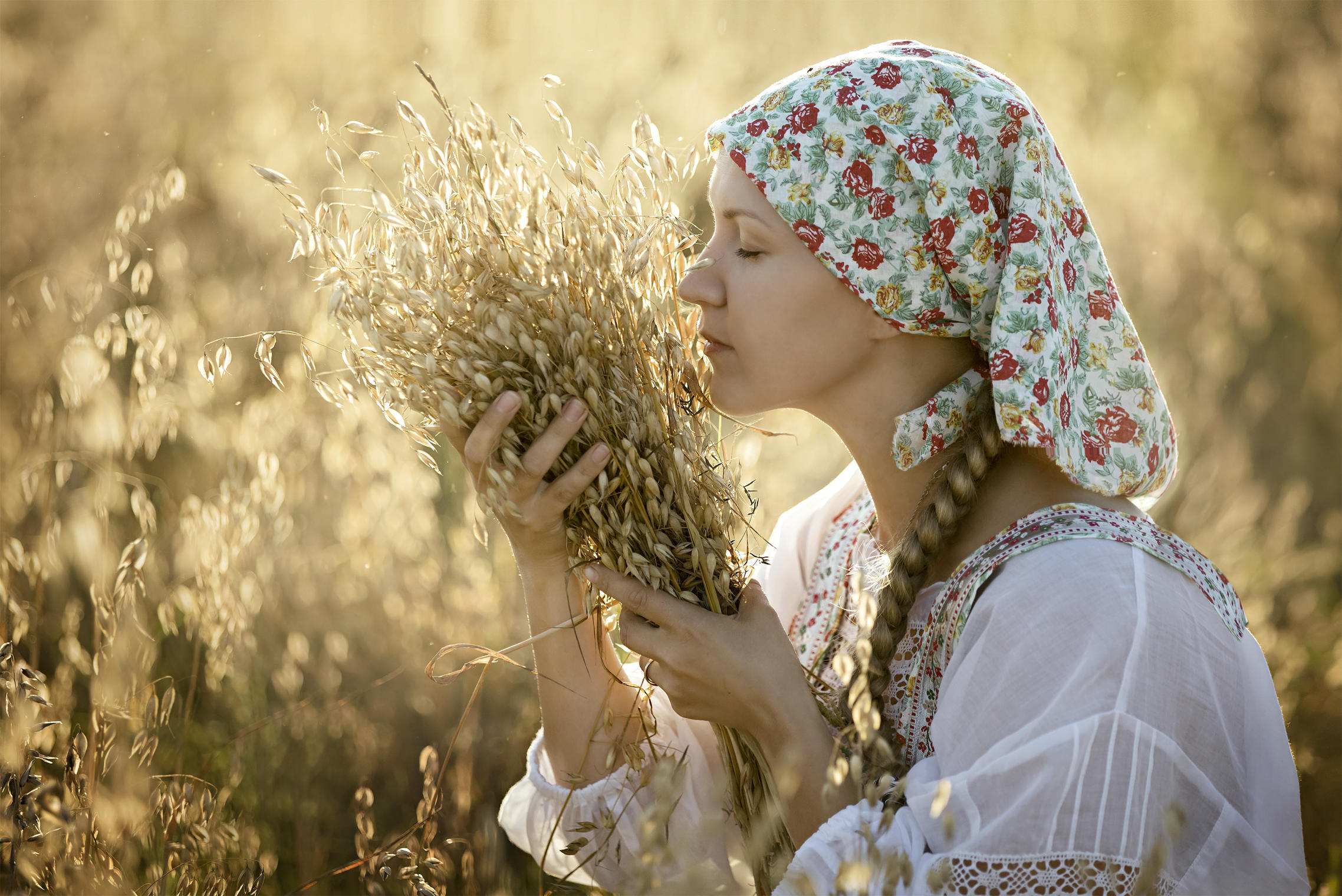 Photo Women in Slavic costumes in Tiba