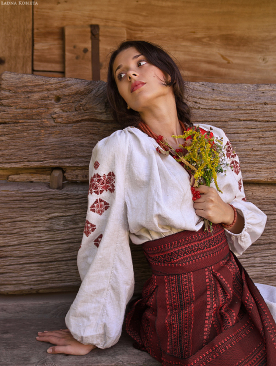Girls in Slavic costumes in Tiba