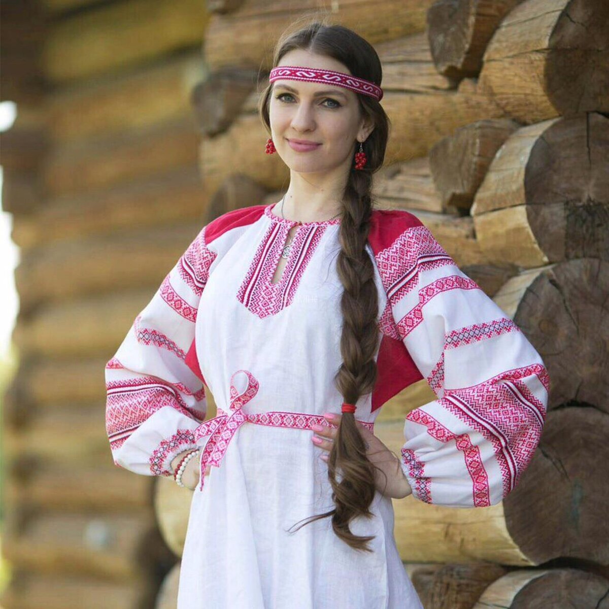 Girls in Slavic costumes in Tiba