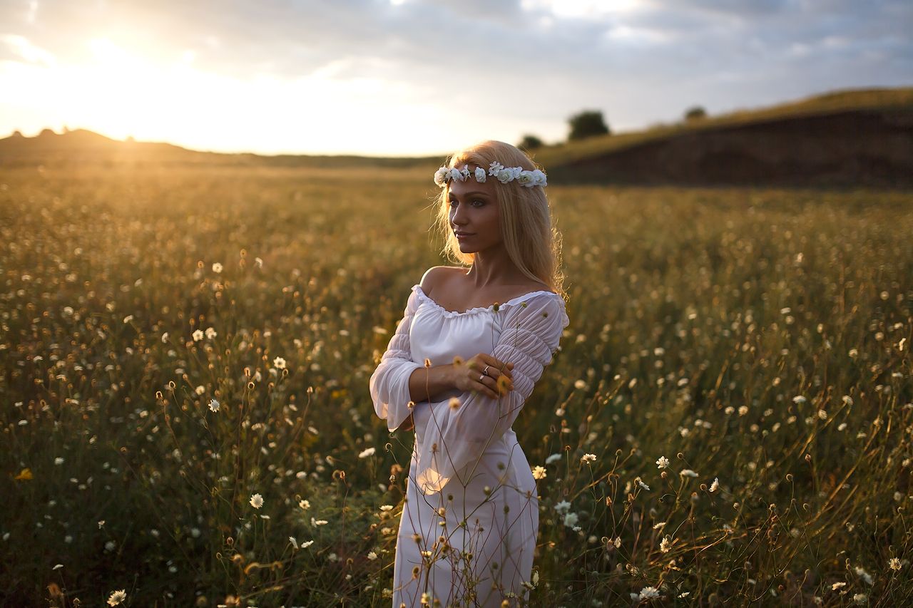 Girls in Slavic costumes in Tiba