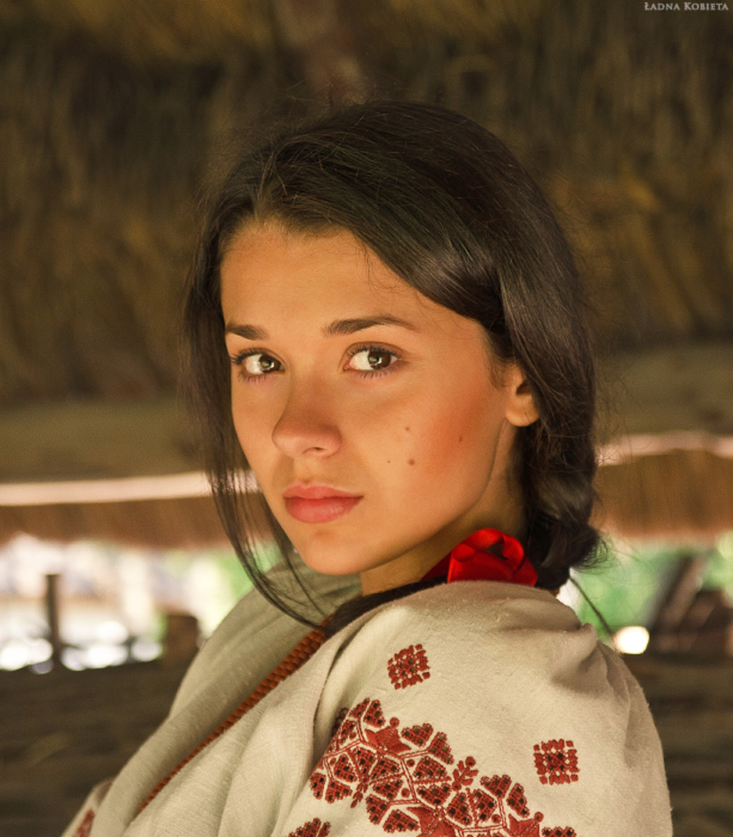 Girls in Slavic costumes in Tiba