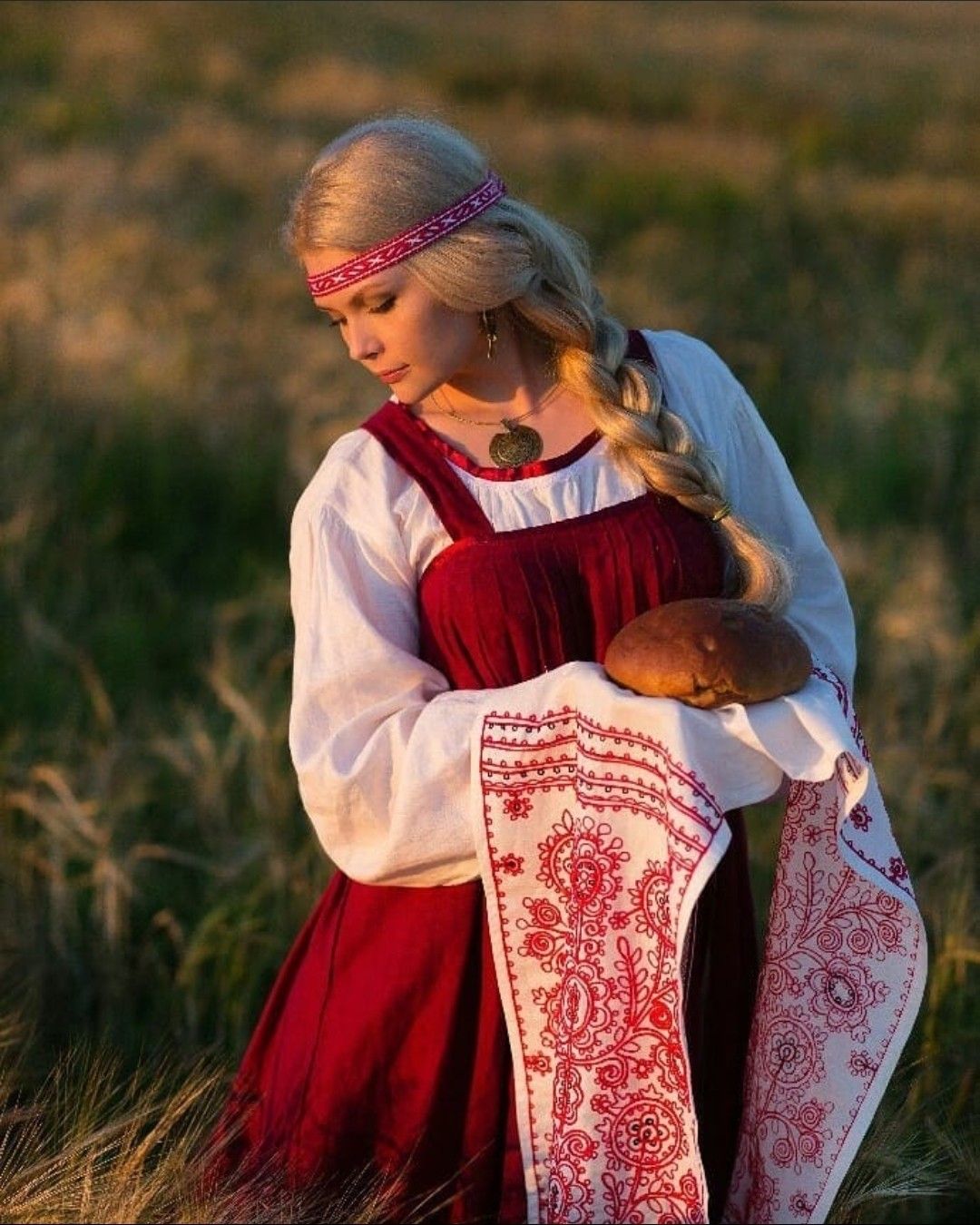 Girls in Slavic costumes in Tiba