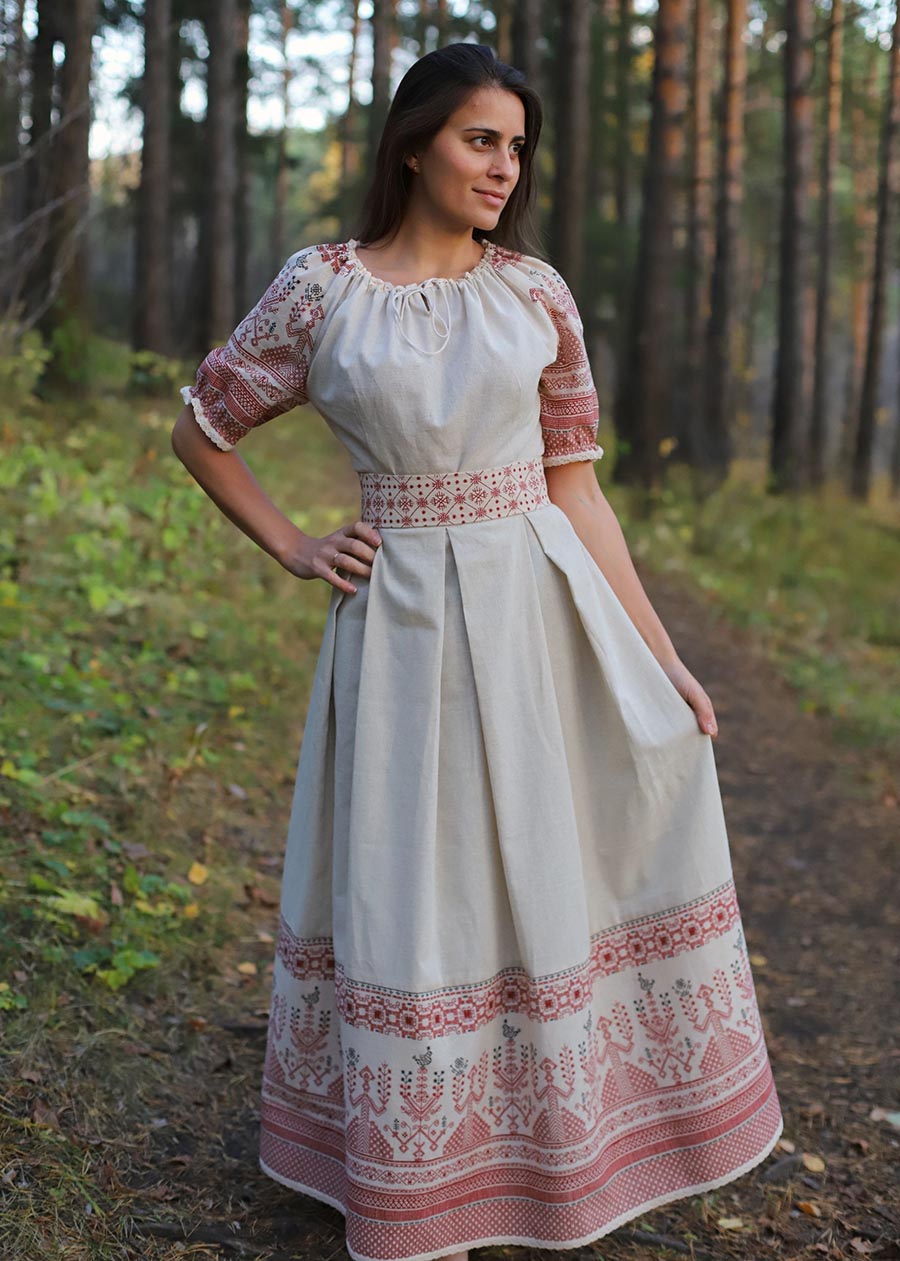 Girls in Slavic costumes in Tiba