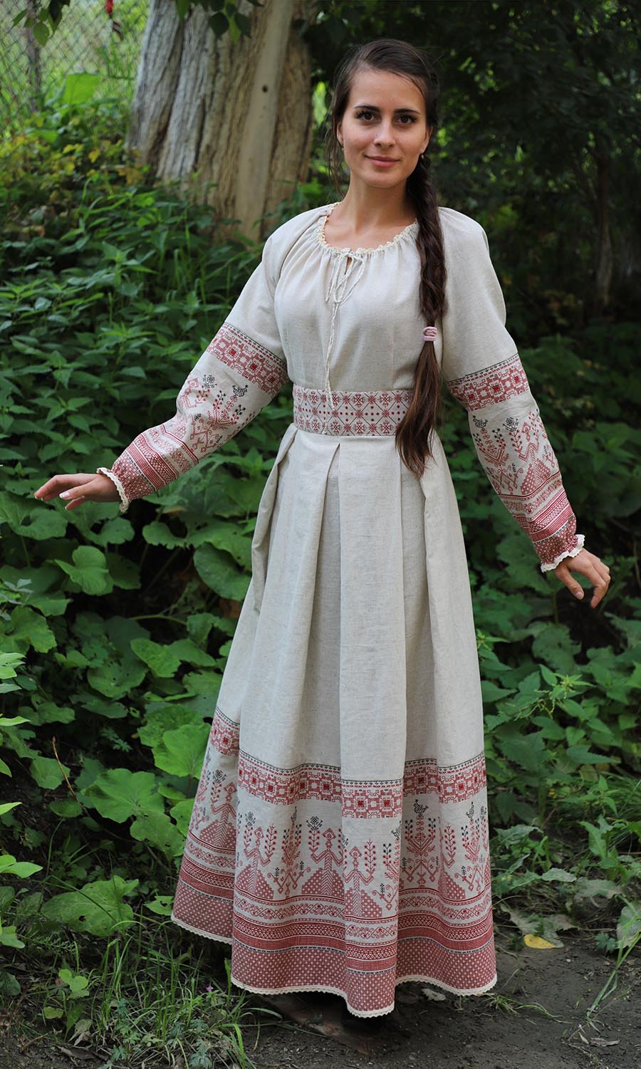 Girls in Slavic costumes in Tiba