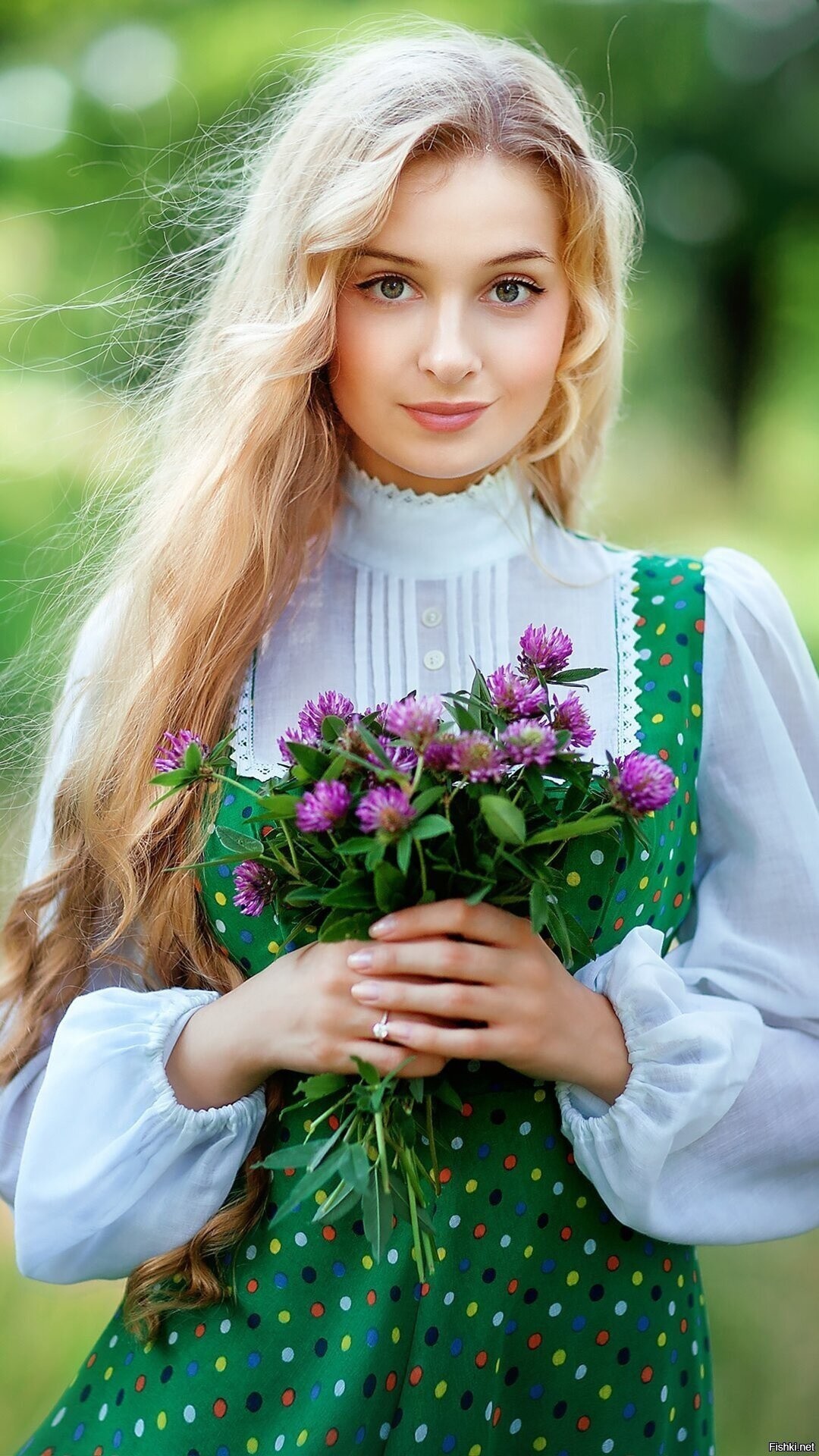 Girls in Slavic costumes in Tiba