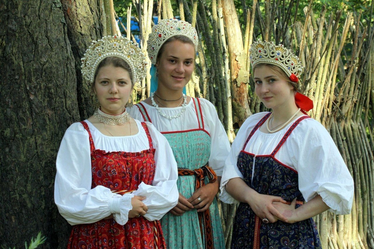 Sexy model Girls in Slavic costumes in Tiba