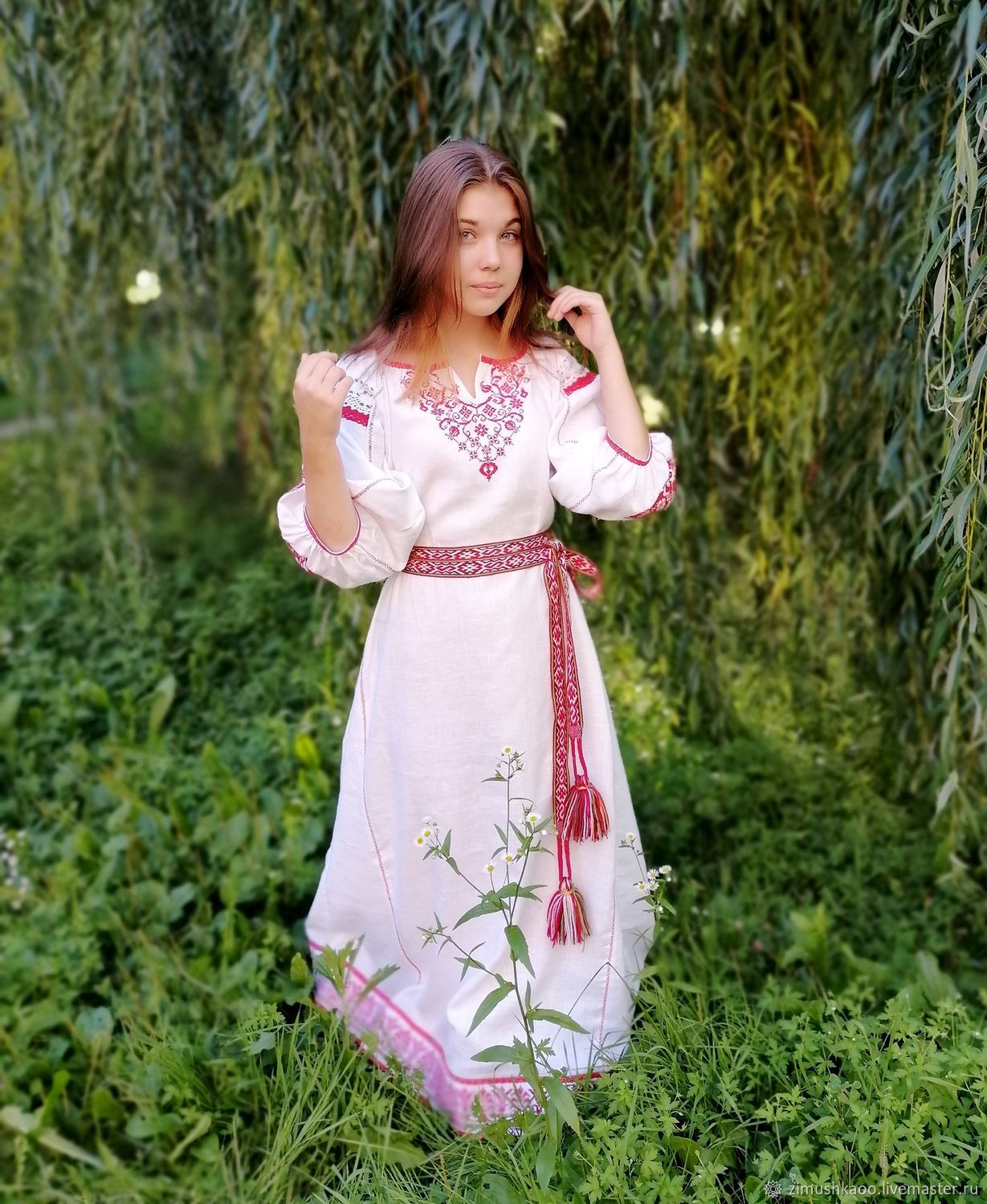 Girl Girls in Slavic costumes in Tiba